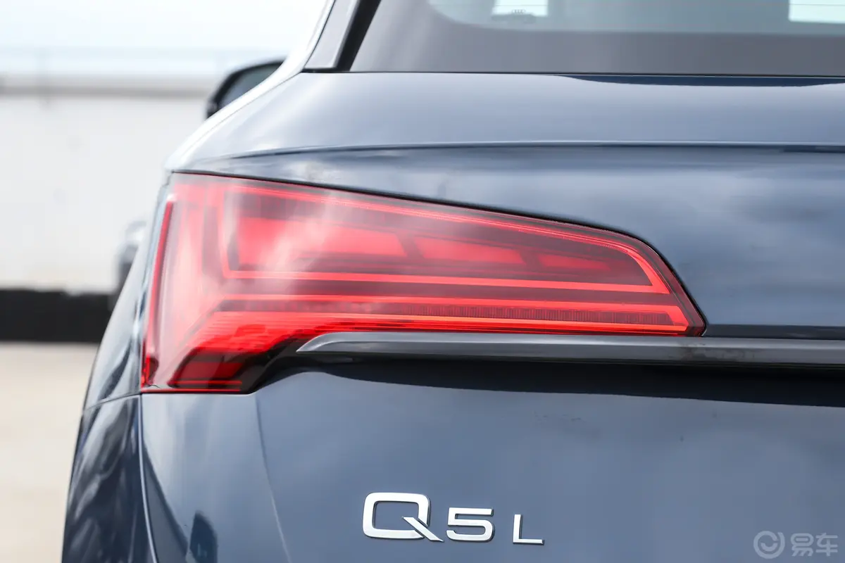 奥迪Q5L40 TFSI 豪华动感型外观灯组