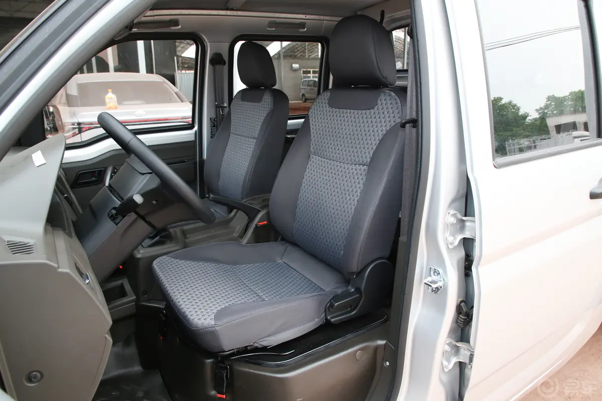 五菱荣光新卡2.0L 双排超长版后双轮舒适型 5座驾驶员座椅