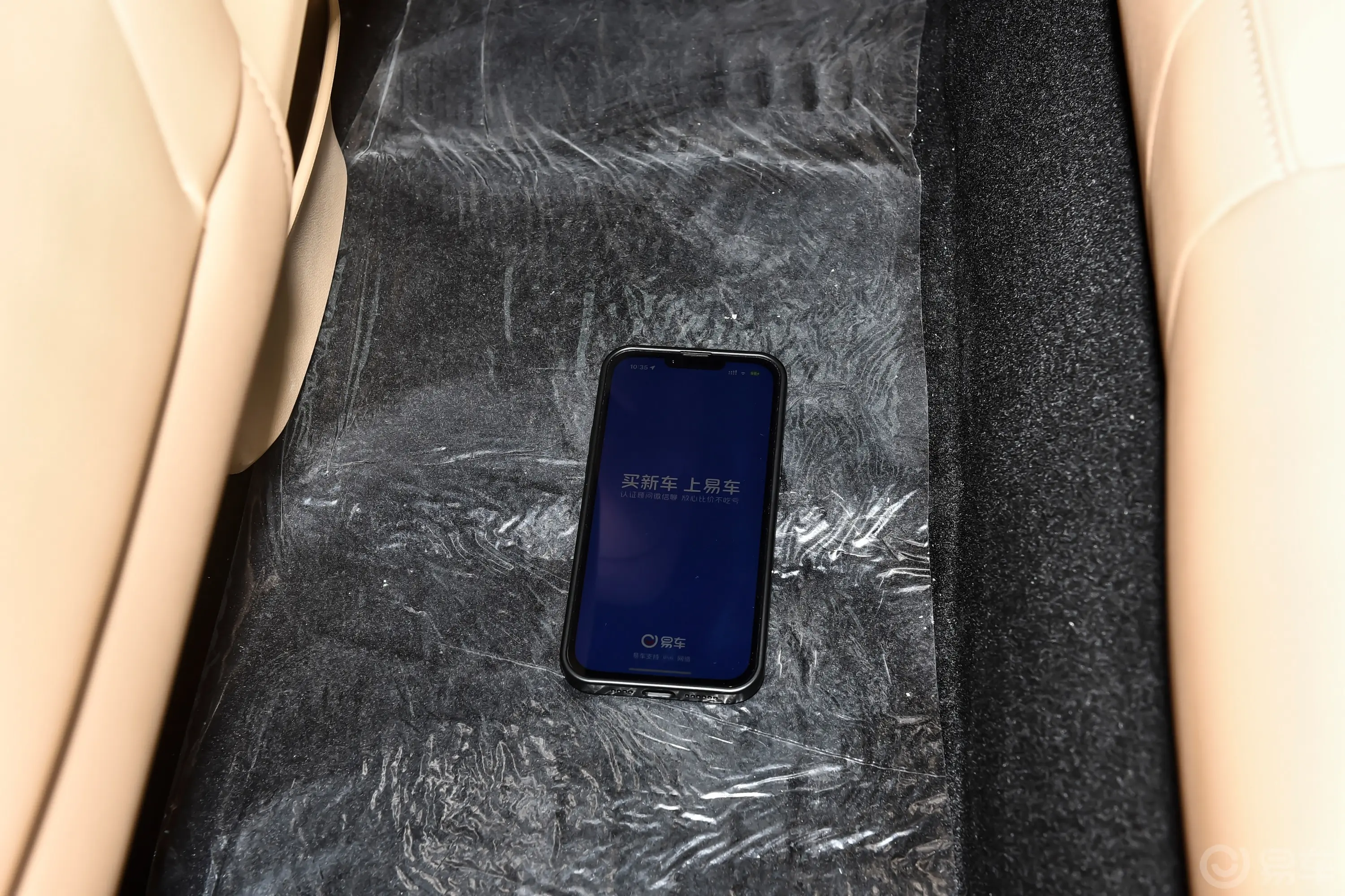 蓝电E5荣耀版 1.5L 100km 尊享型 5座后排地板中间位置