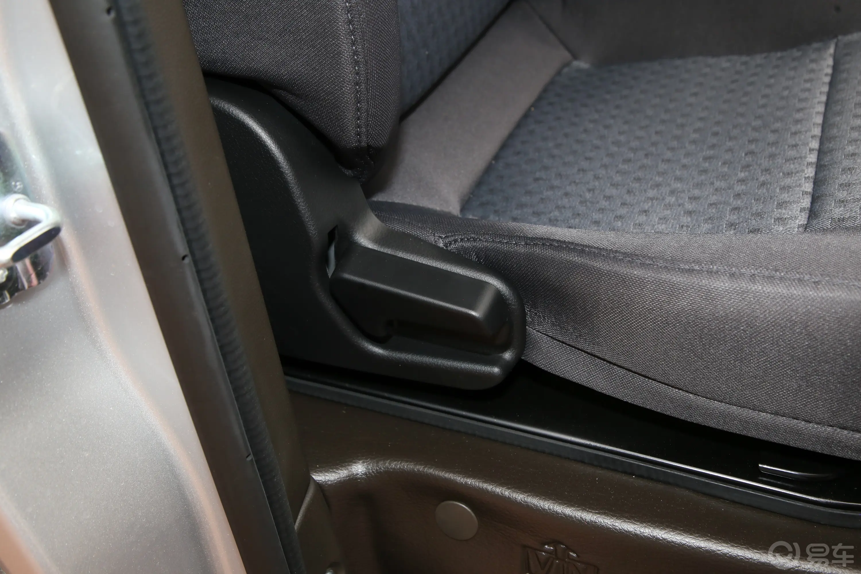 五菱荣光新卡2.0L 双排超长版后双轮舒适型 5座副驾座椅调节