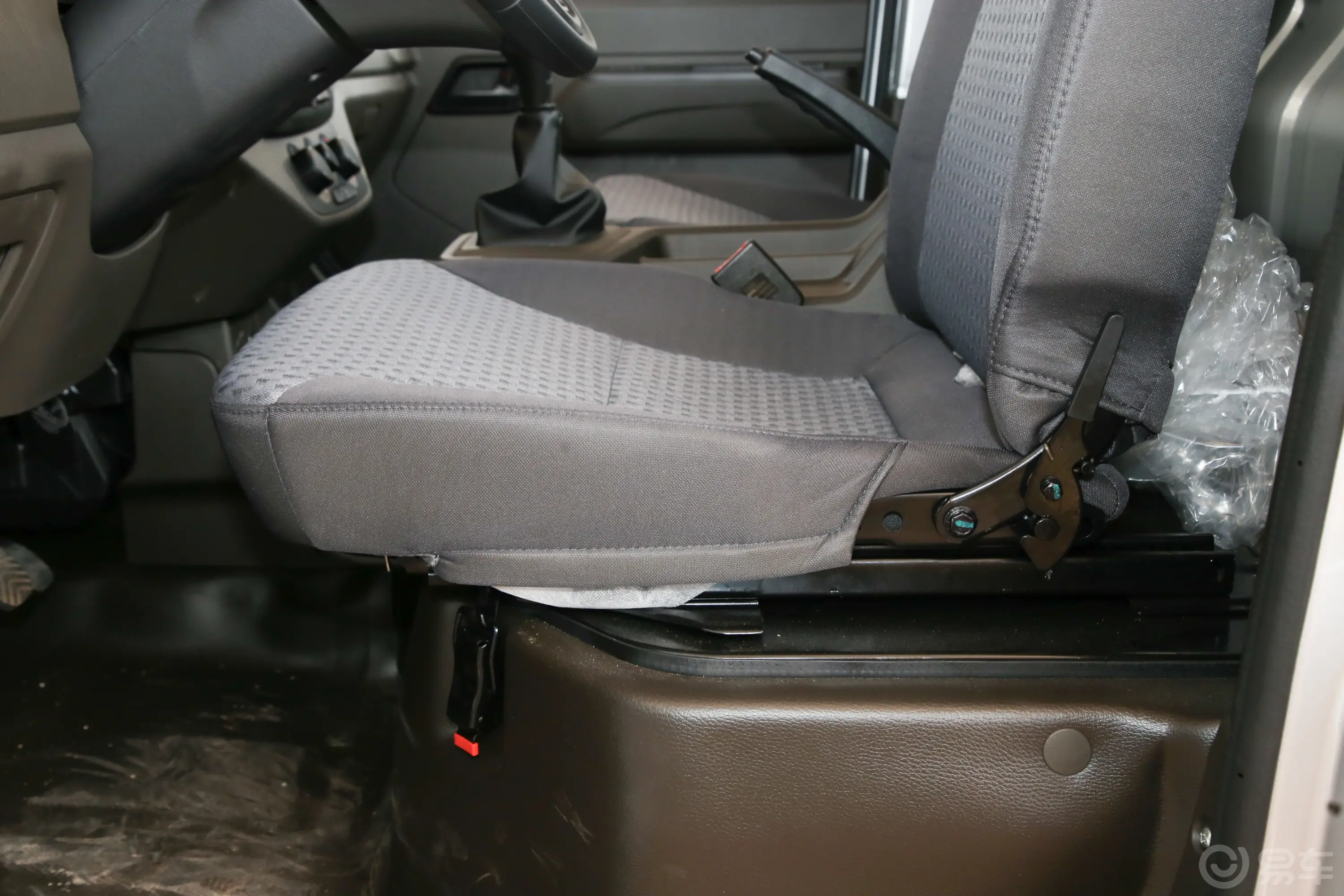 五菱荣光新卡2.0L 单排超长版后双轮舒适型 2座主驾座椅调节