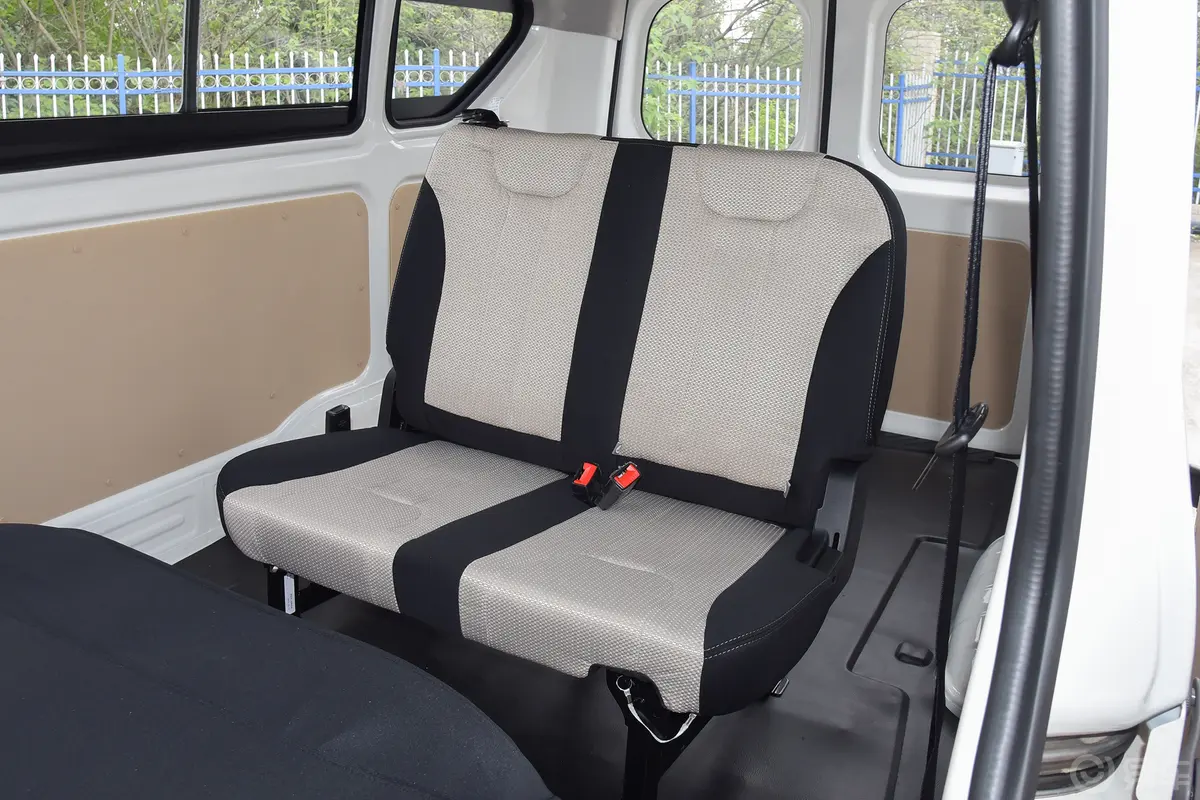 跨越星V7 EV251km 客车对开门舒适型 6座第三排座椅