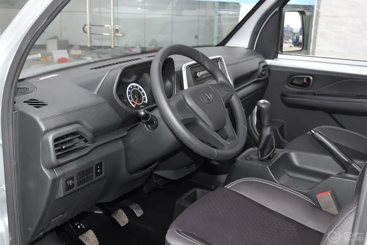 长安星卡PLUS1.6L 栏板车单排舒适型空调版 CNG主驾座椅调节
