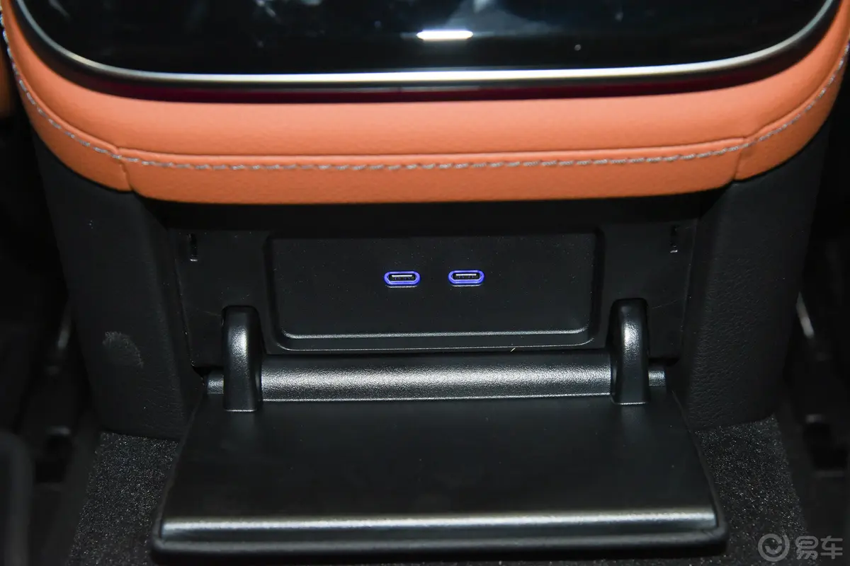 奔驰S级改款 S 400 L 商务型后排充电口