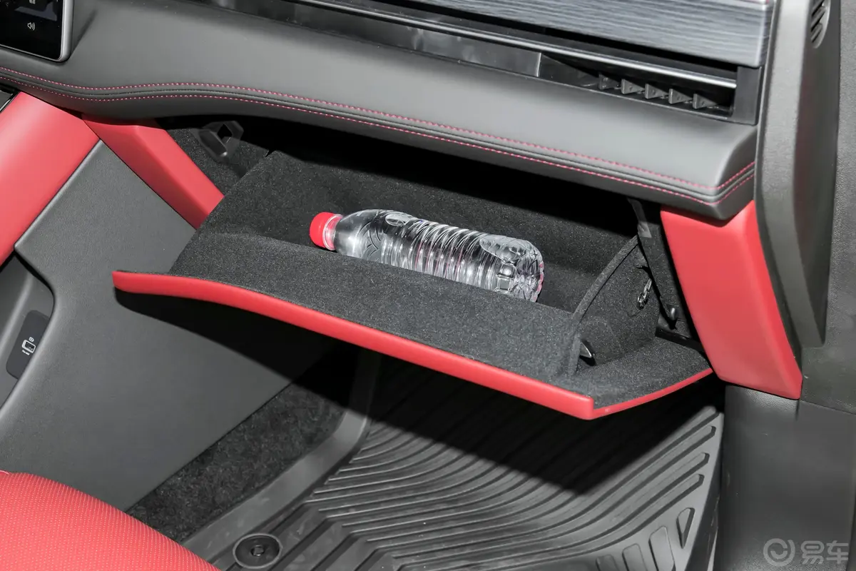 问界M5增程版 230km Max RS 四驱高阶智驾版手套箱空间水瓶横置