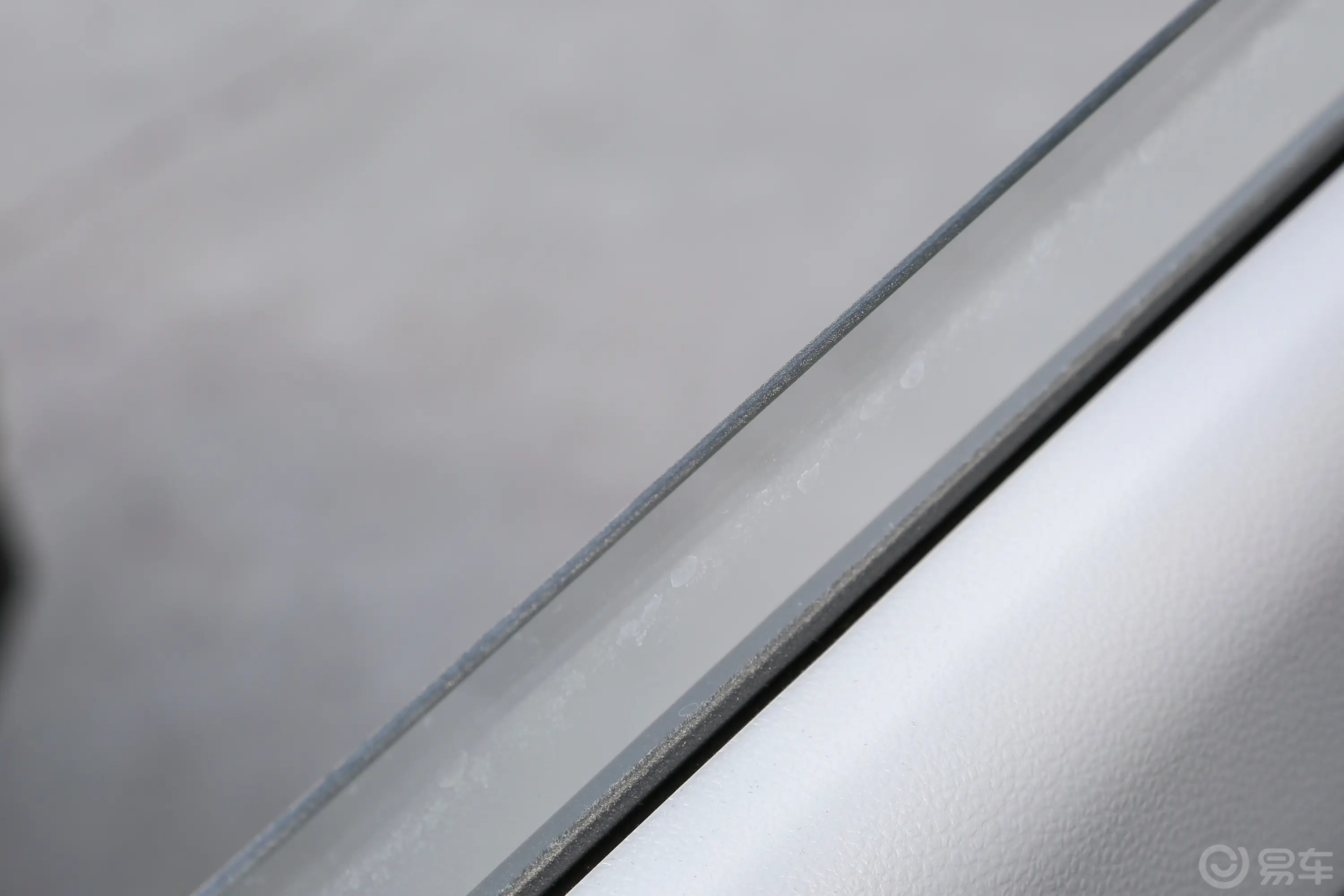 金杯新海狮X30L1.5L 客车财富空调版 7座后排玻璃材质特写