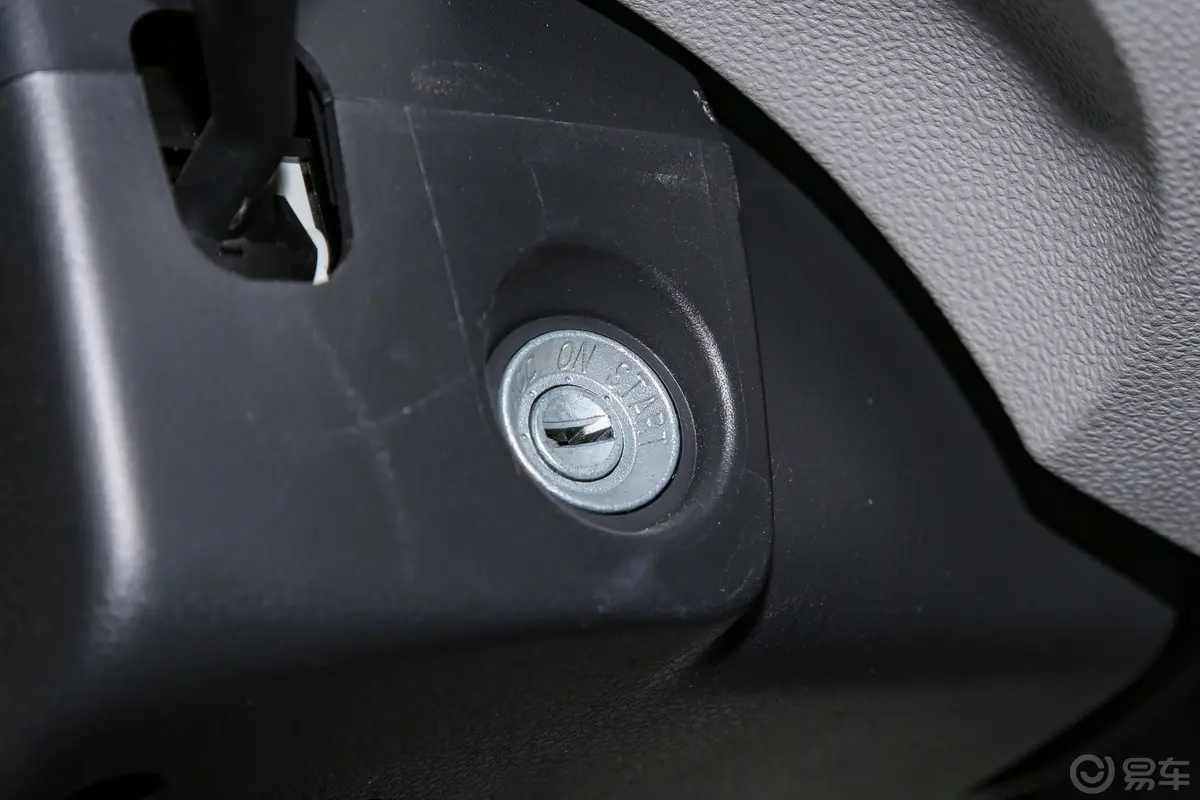 金杯新海狮X30L1.5L 客车财富空调版 7座钥匙孔或一键启动按键