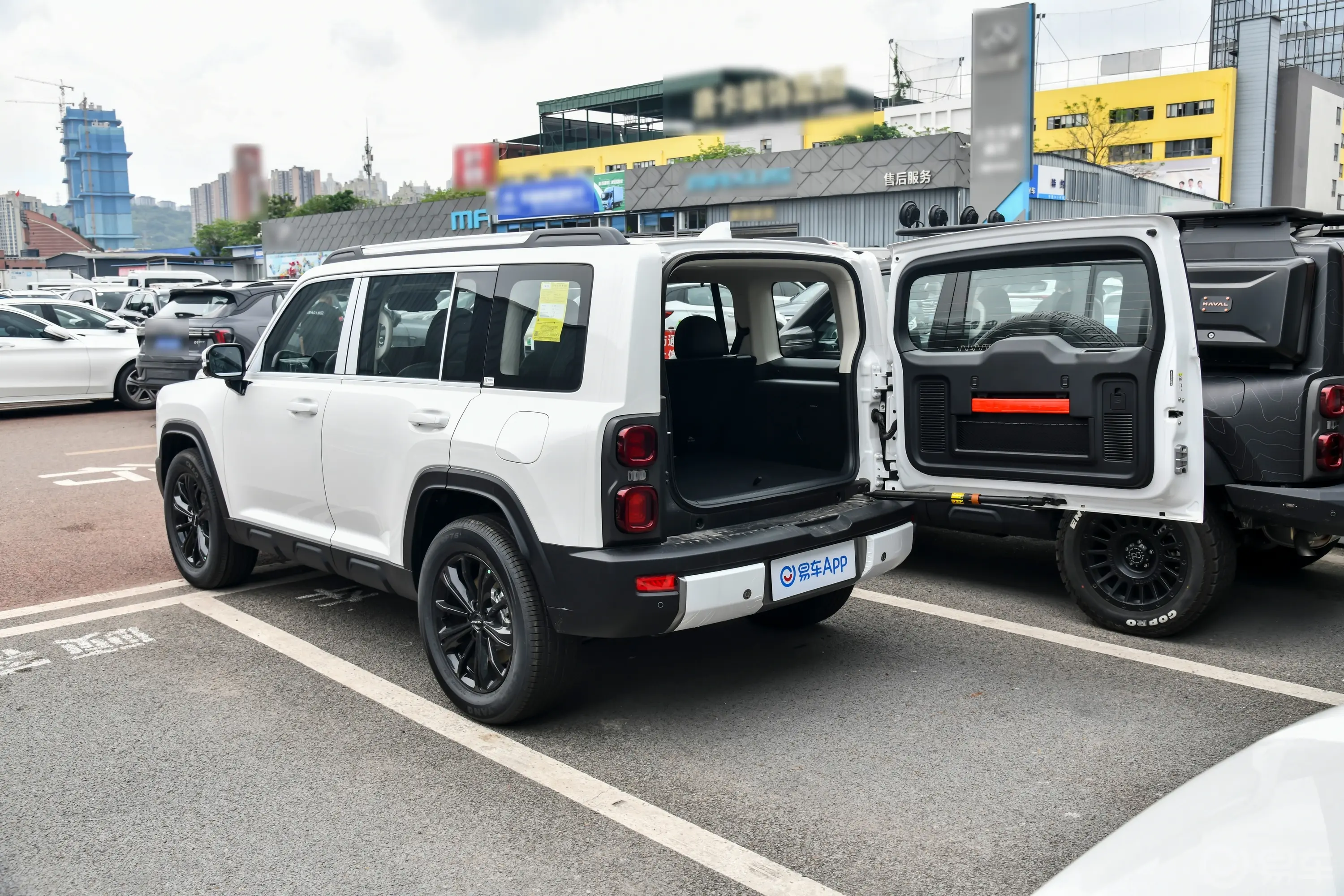 哈弗猛龙PHEV1.5T Hi4 145km 穿越版后备厢开启45度侧拍