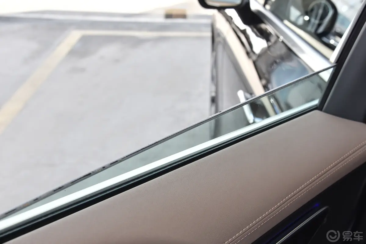 奔驰EQE SUV500 4MATIC 豪华版后排玻璃材质特写
