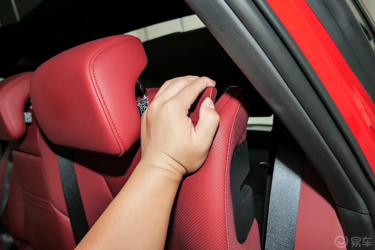 问界M5增程版 230km Max RS 四驱高阶智驾版后备箱内座椅放倒按钮