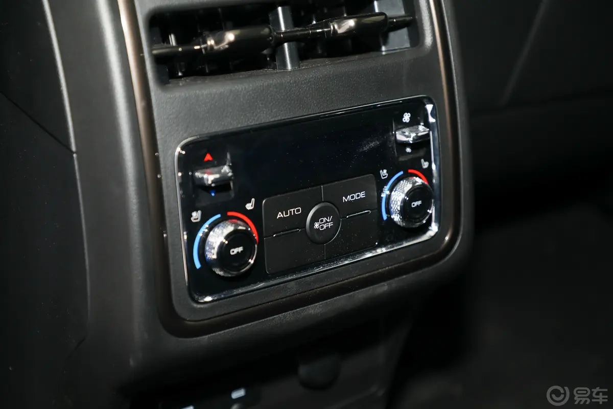 哈弗H92.0T 顶配版 7座 汽油后排空调控制键