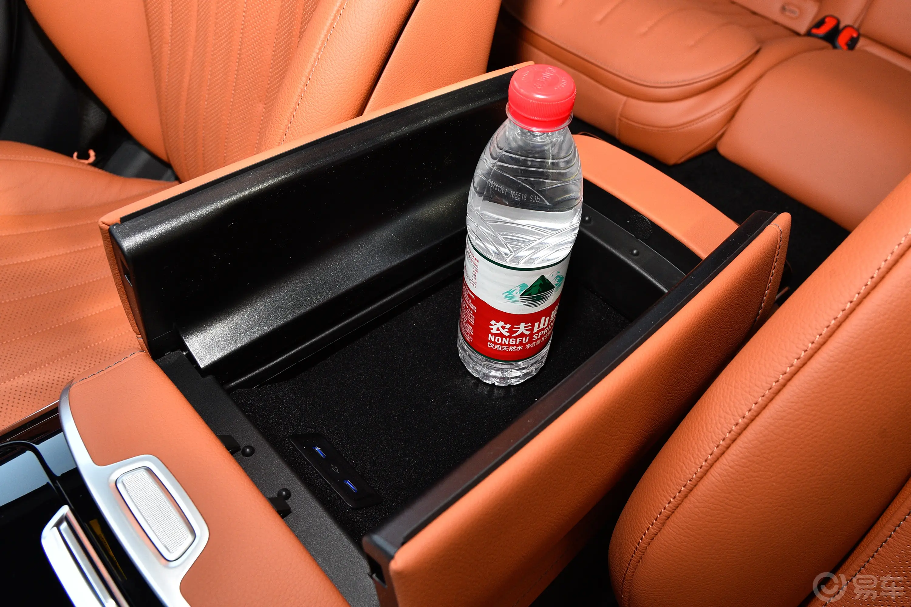 奔驰S级改款 S 400 L 豪华型前排扶手箱储物格