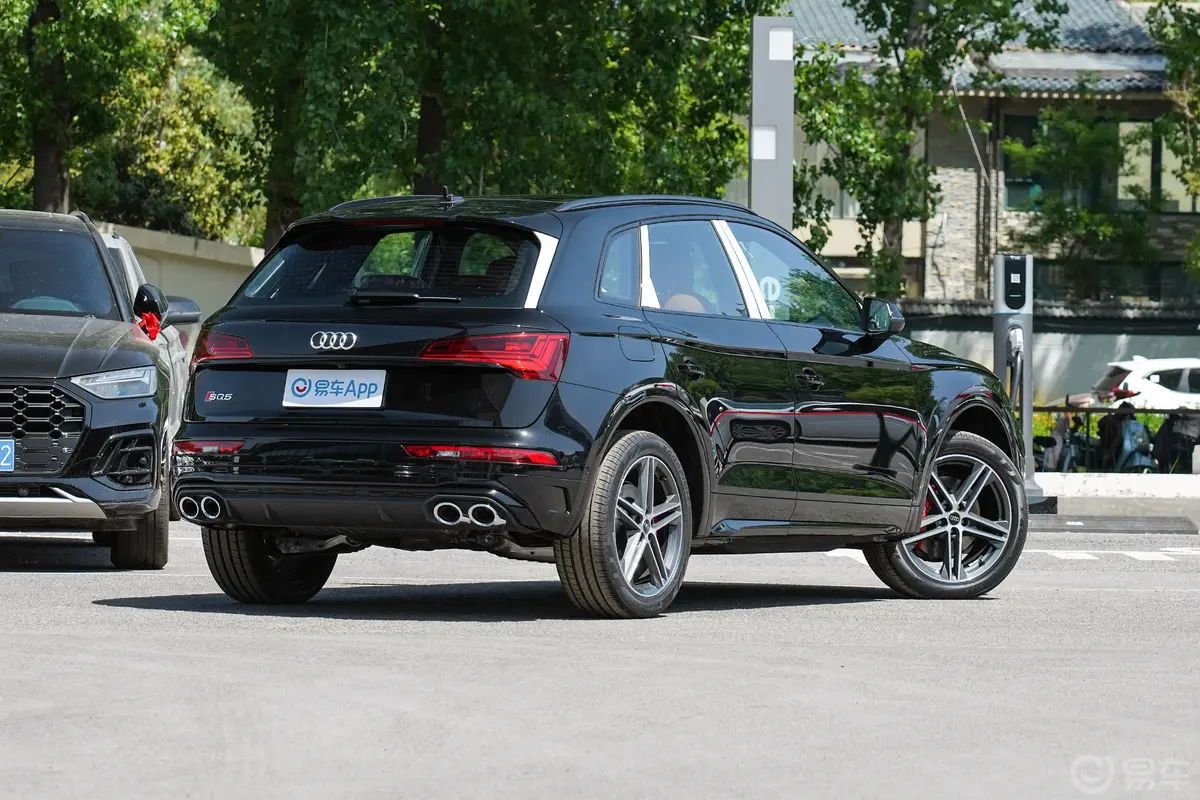 奥迪SQ53.0T quattro侧后45度车头向右水平