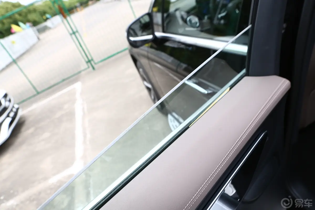 奔驰EQE SUV500 4MATIC 先锋版后排玻璃材质特写