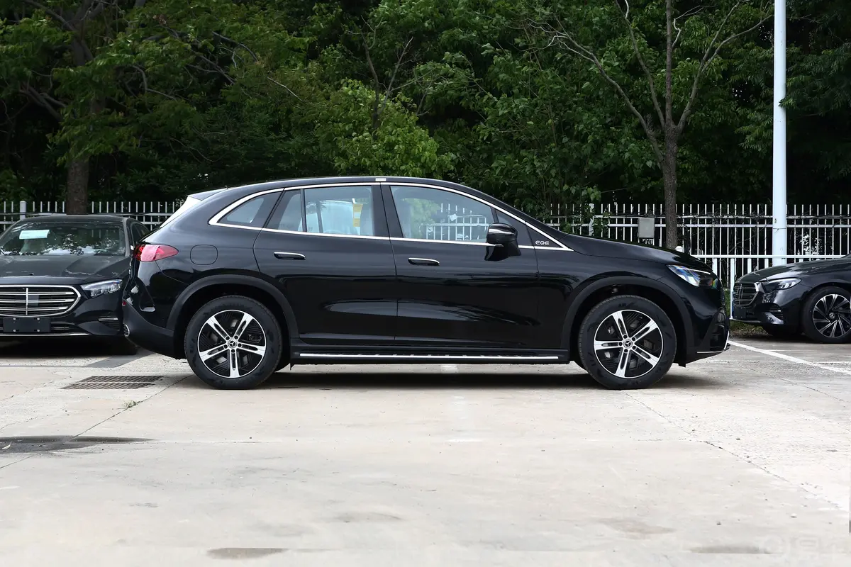 奔驰EQE SUV500 4MATIC 先锋版正侧车头向右水平