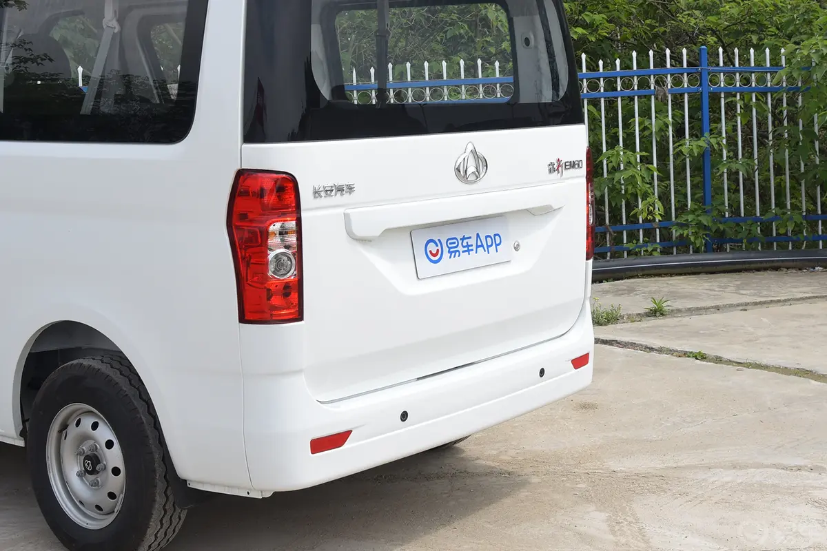 睿行EM60EM60Ⅱ 240km 平顶背掀门舒适型 7座车尾特写
