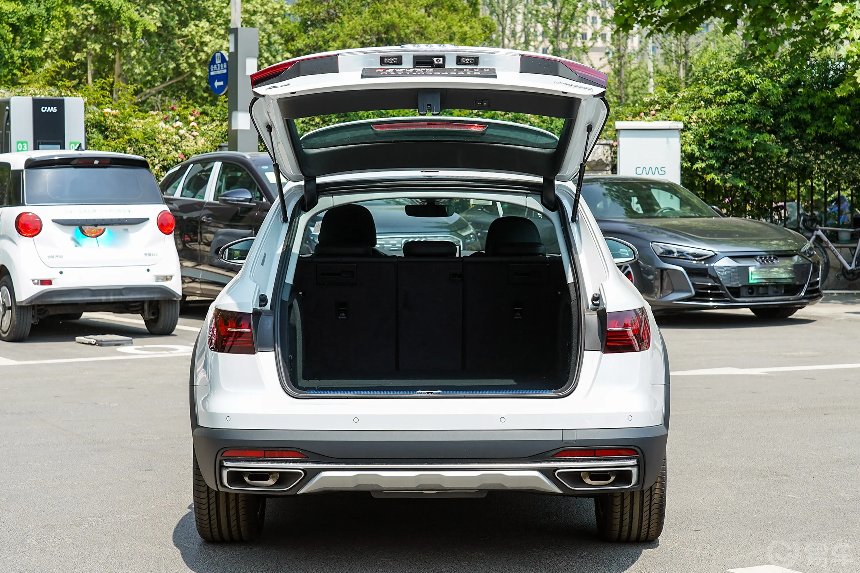 奥迪A4(进口)allroad quattro后备厢