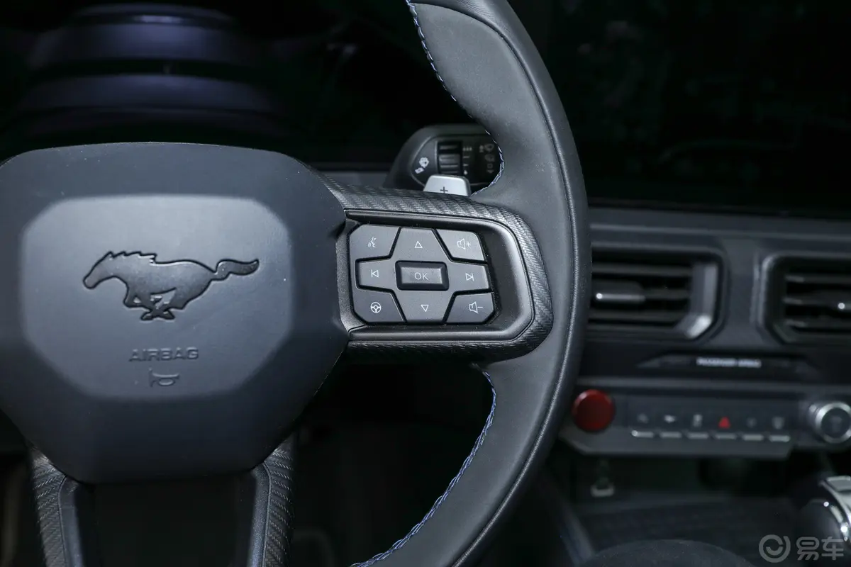 Mustang5.0L V8 Dark Horse右侧方向盘功能按键