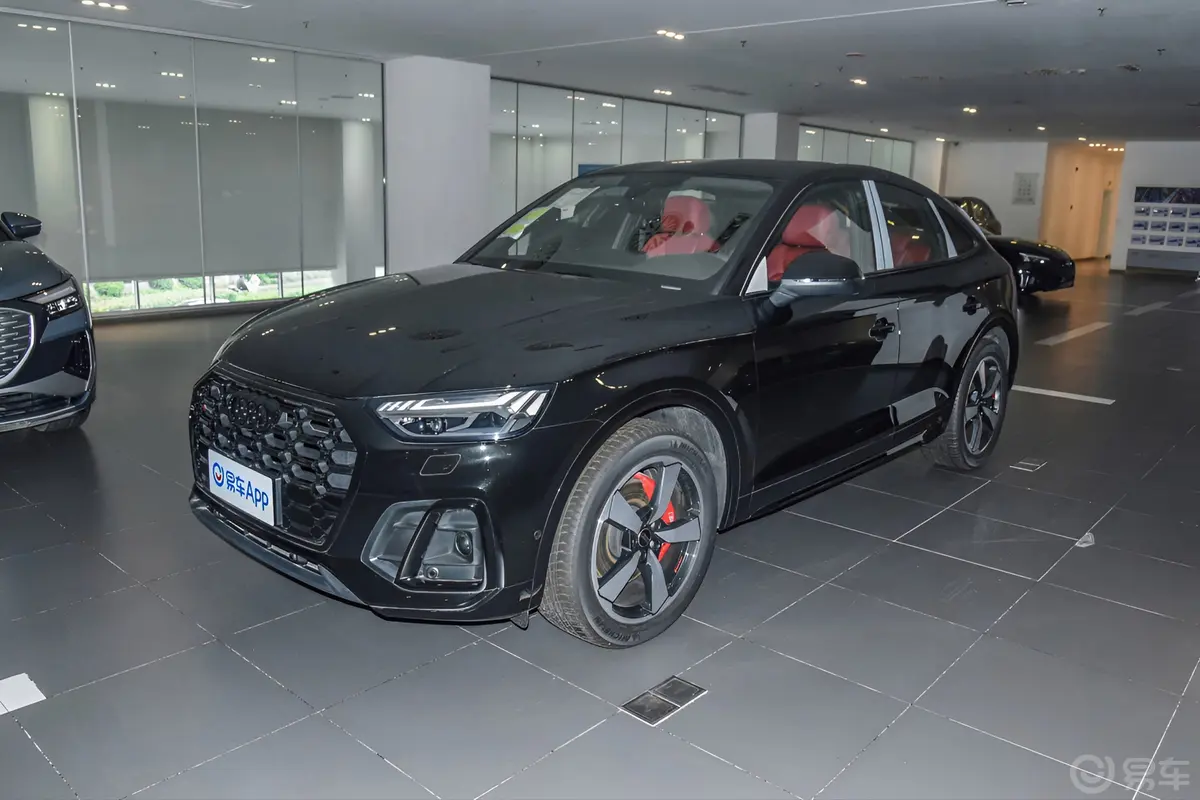 奥迪SQ5 Sportback3.0T quattro侧前45度车头向左水平