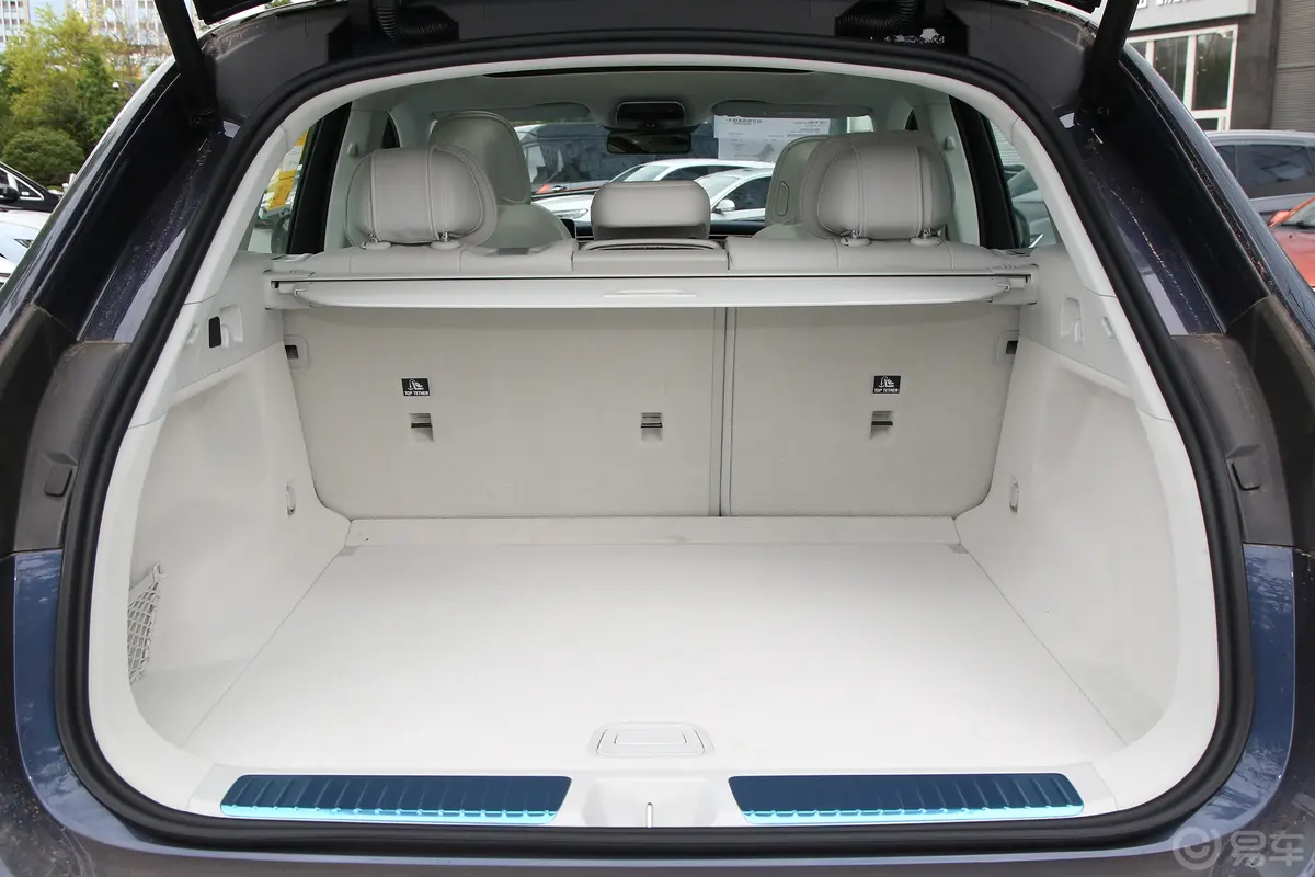 奔驰EQE SUV500 4MATIC 豪华版后备厢空间特写