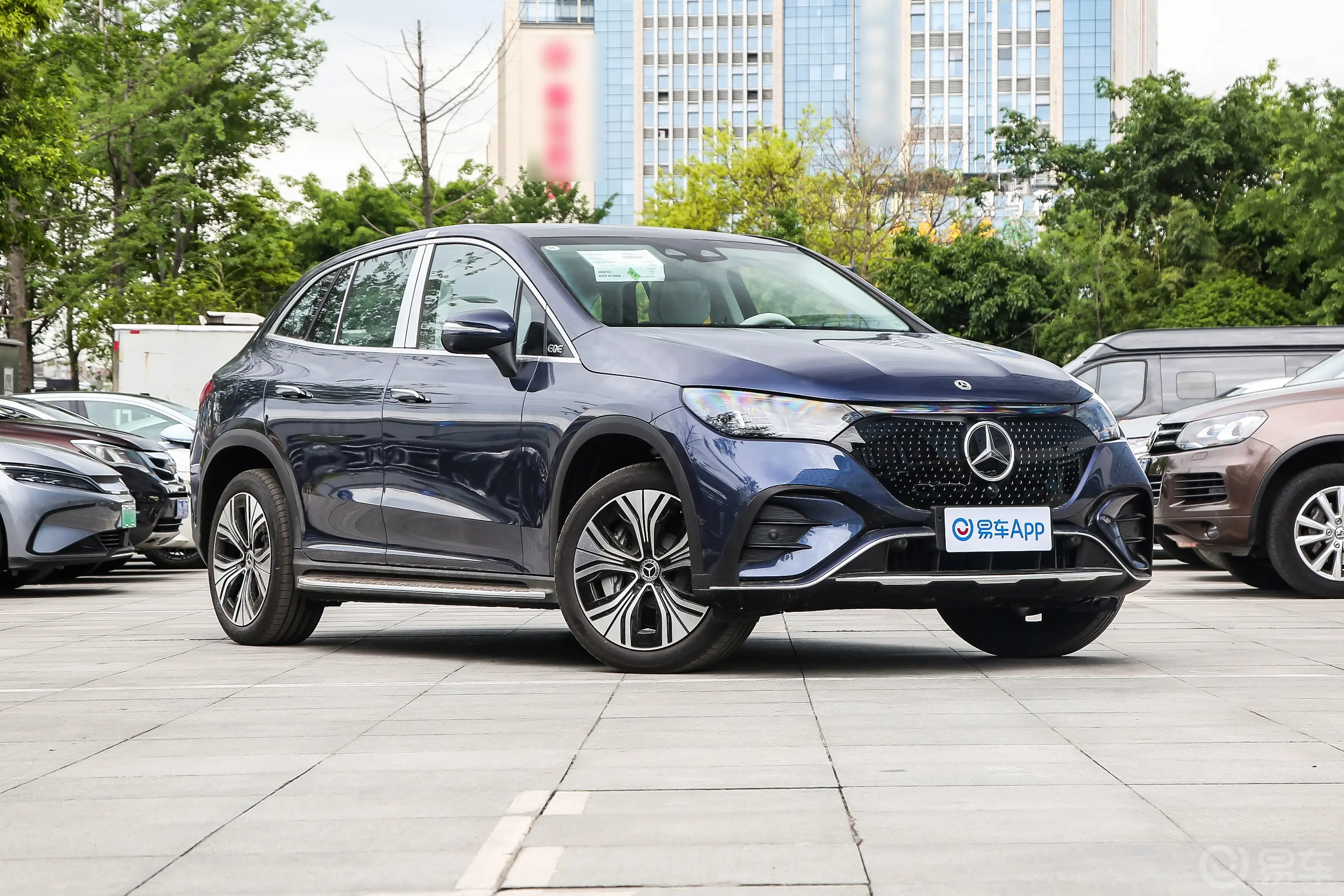 奔驰EQE SUV500 4MATIC 豪华版侧前45度车头向右水平