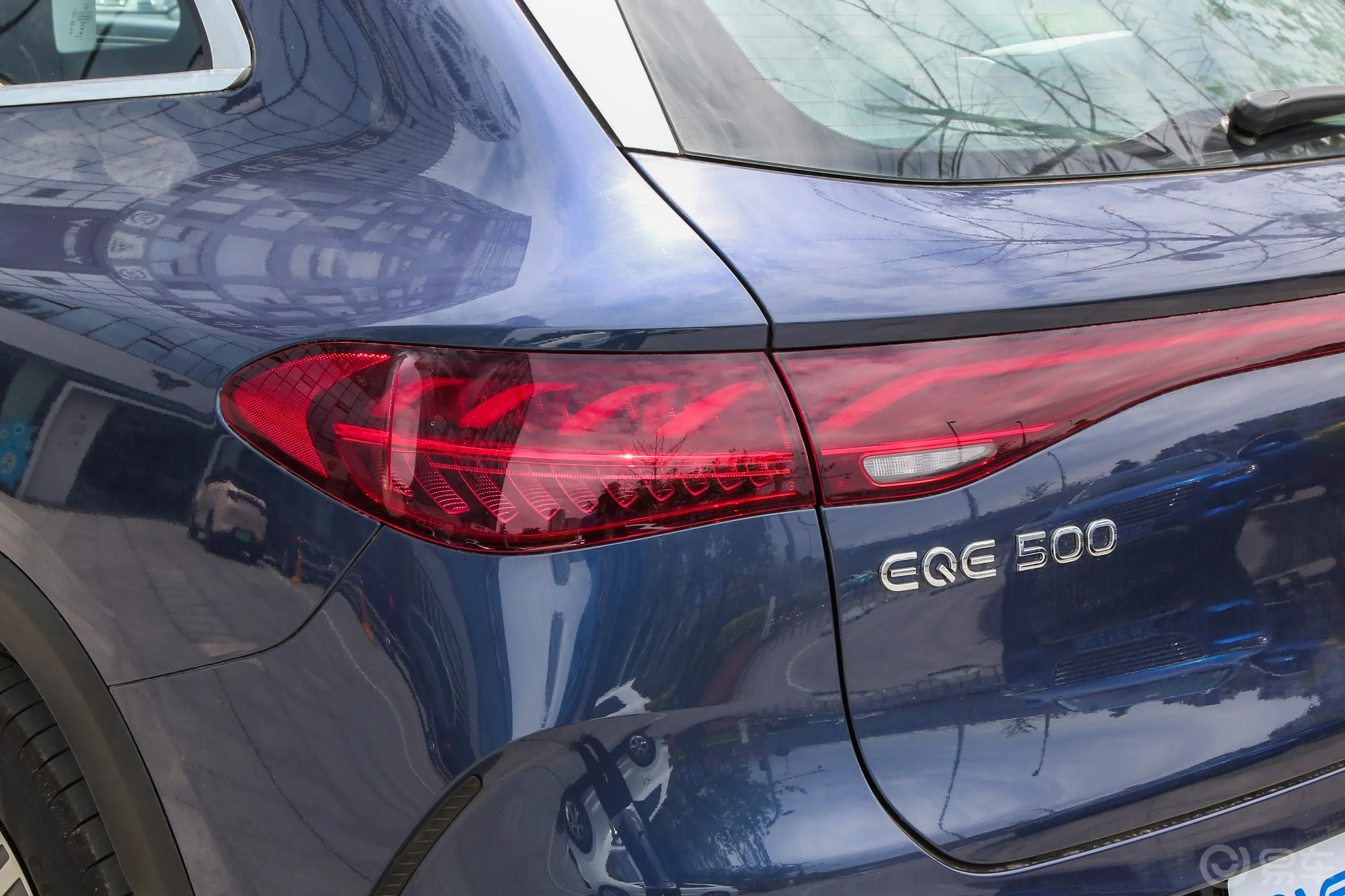 奔驰EQE SUV500 4MATIC 豪华版尾灯侧45度俯拍