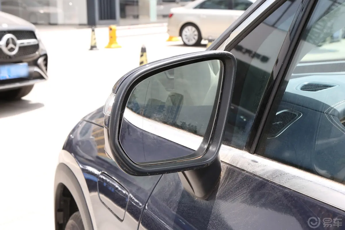 奔驰EQE SUV500 4MATIC 豪华版主驾驶后视镜背面