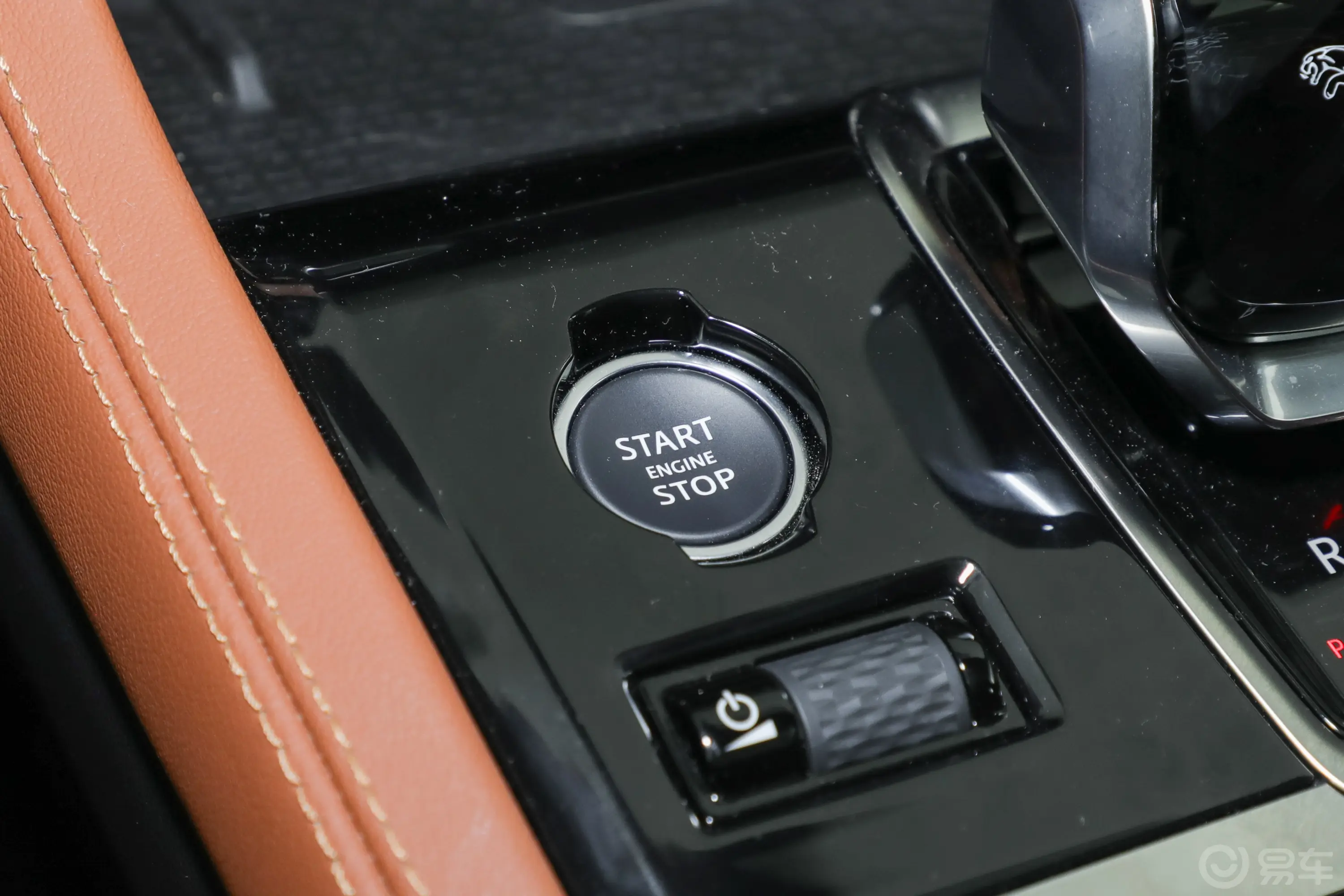 捷豹XFL2.0T P300 四驱旗舰运动鎏金版钥匙孔或一键启动按键