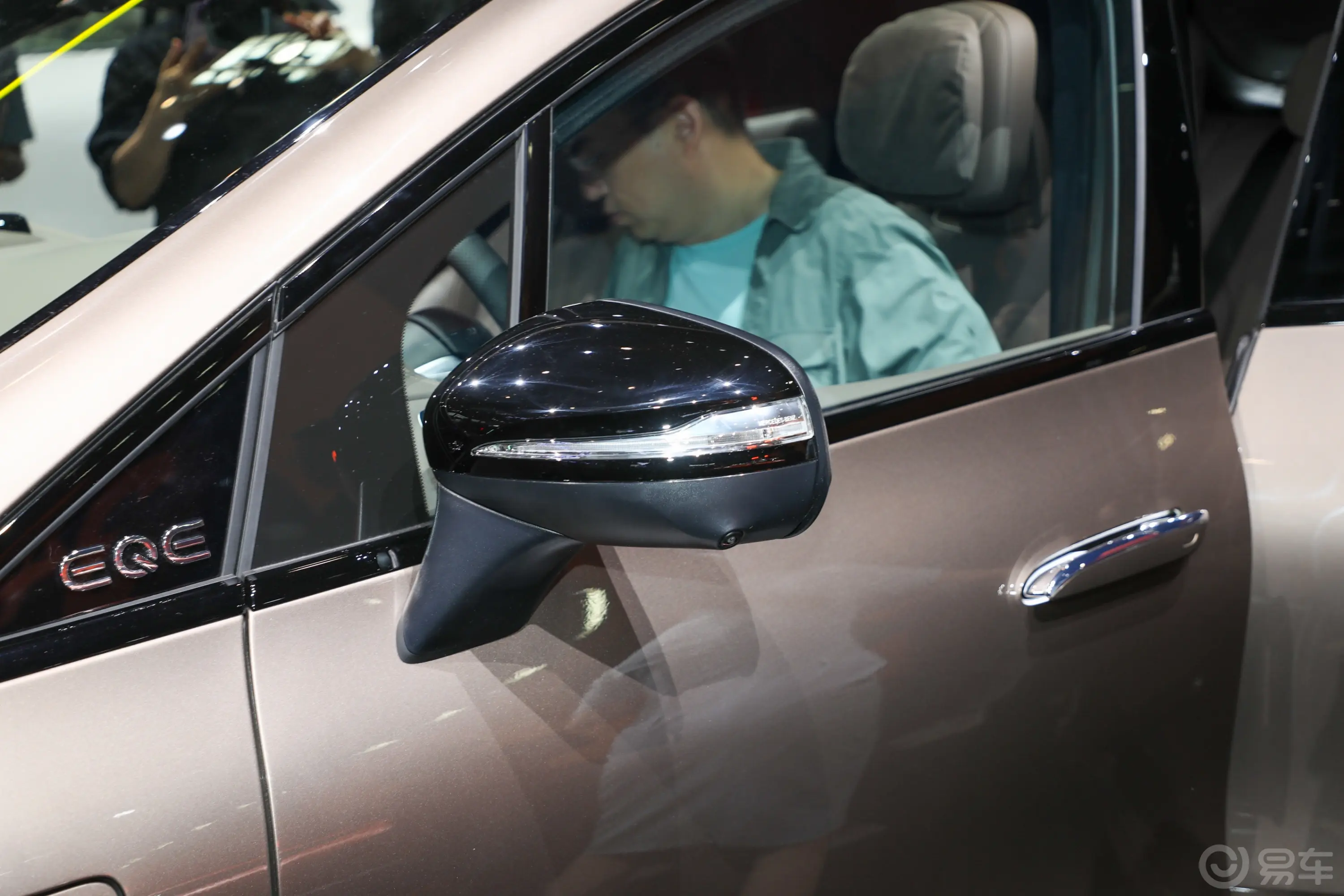 奔驰EQE SUV500 4MATIC 旗舰版外观