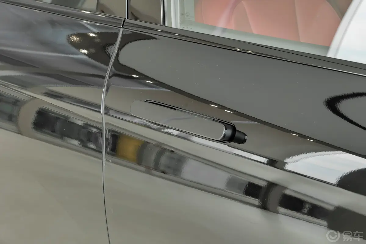 问界M5增程版 230km Max RS 四驱高阶智驾版外观细节