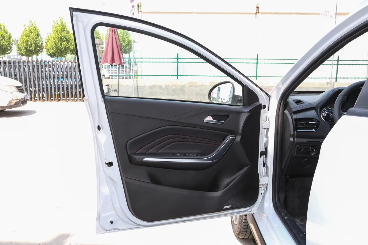 瑞虎3x惠民版 1.5L 手动时尚型驾驶员侧前车门