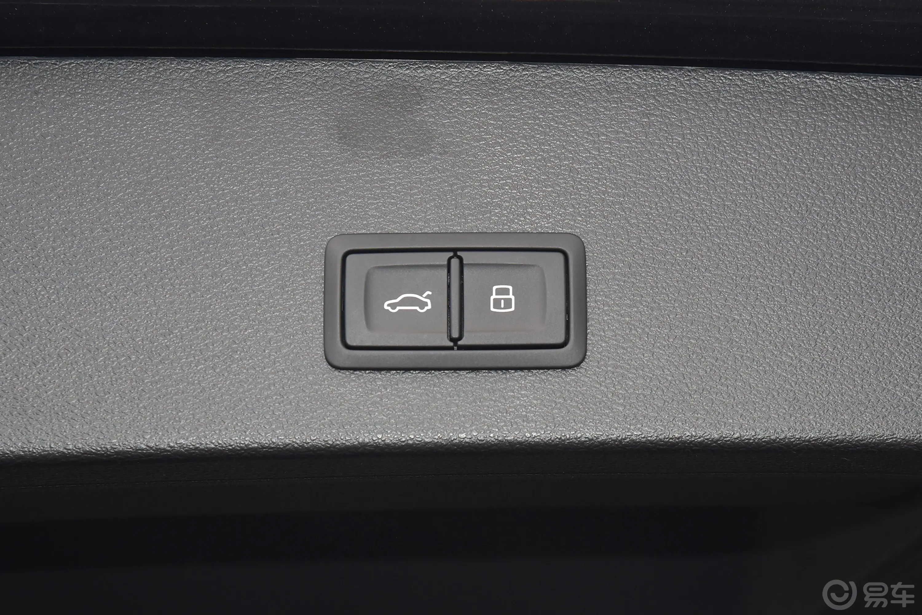 奥迪Q2L35 TFSI RS套件燃速型电动尾门按键（手动扶手）