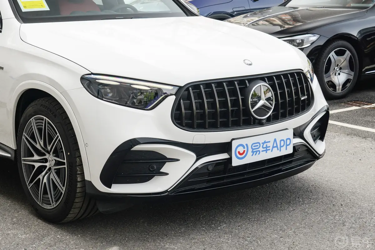 奔驰GLC轿跑 AMGAMG GLC 43 4MATIC 轿跑SUV前格栅侧俯拍