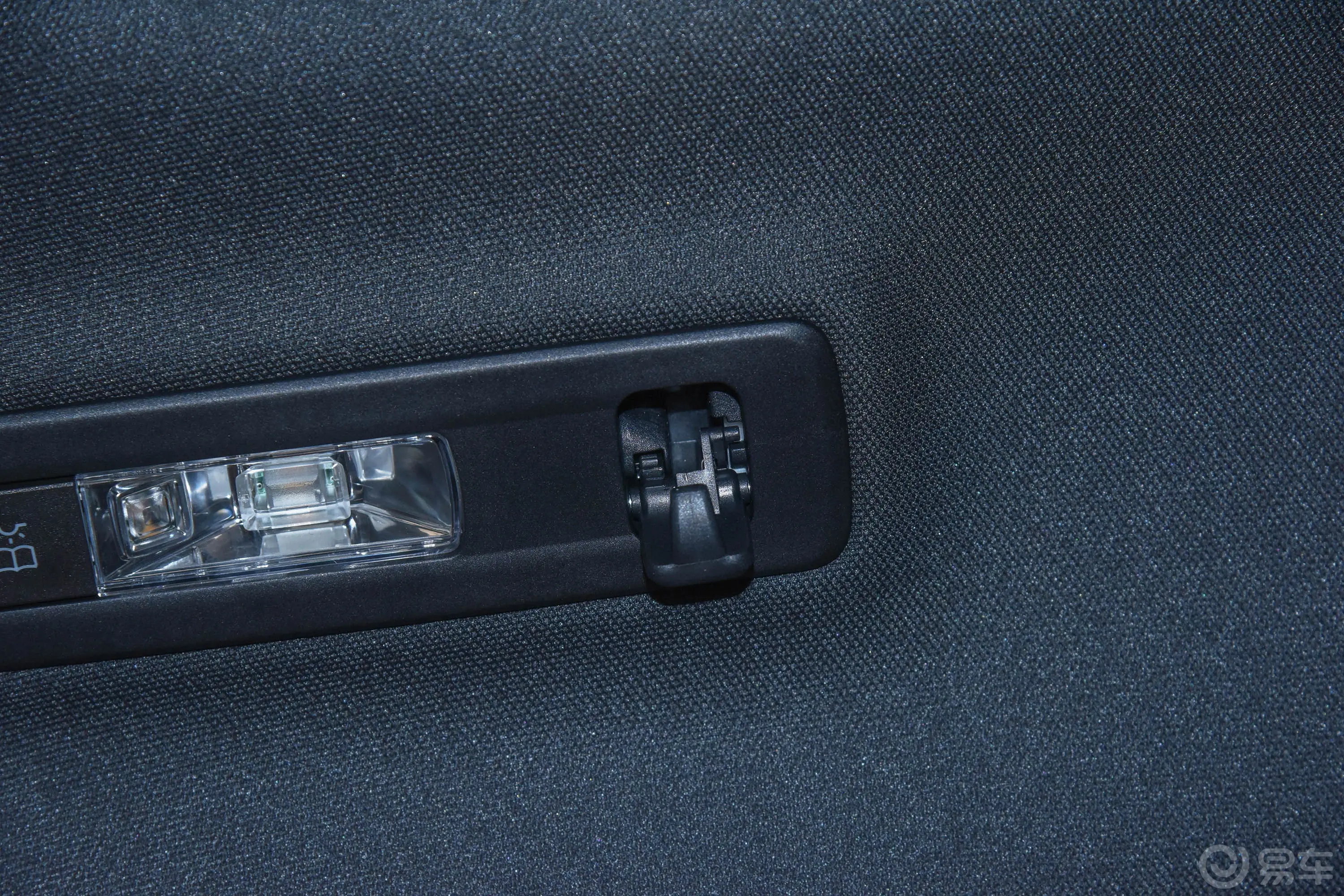 奔驰A级改款二 A 200 L 时尚型行李厢电源接口