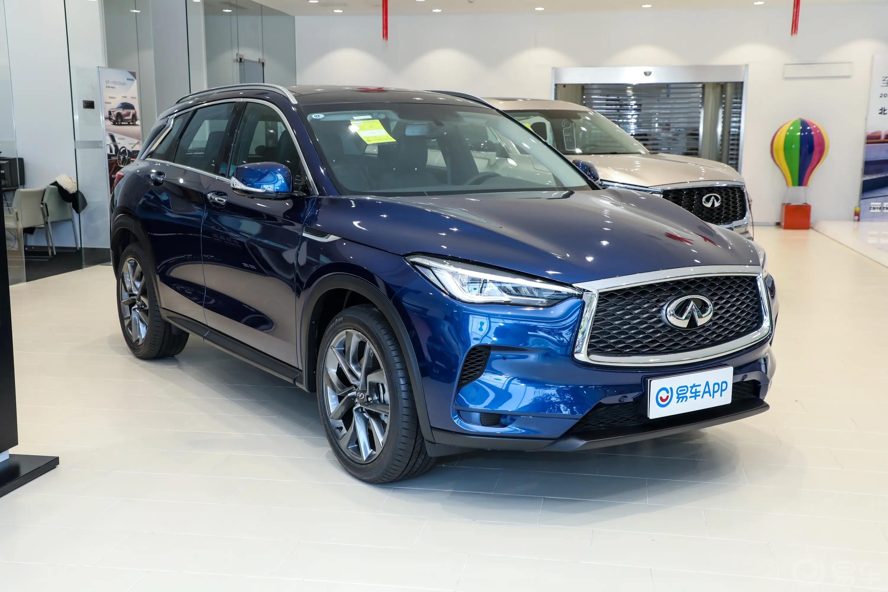 英菲尼迪QX502.0T 两驱领航版侧前45度车头向右水平