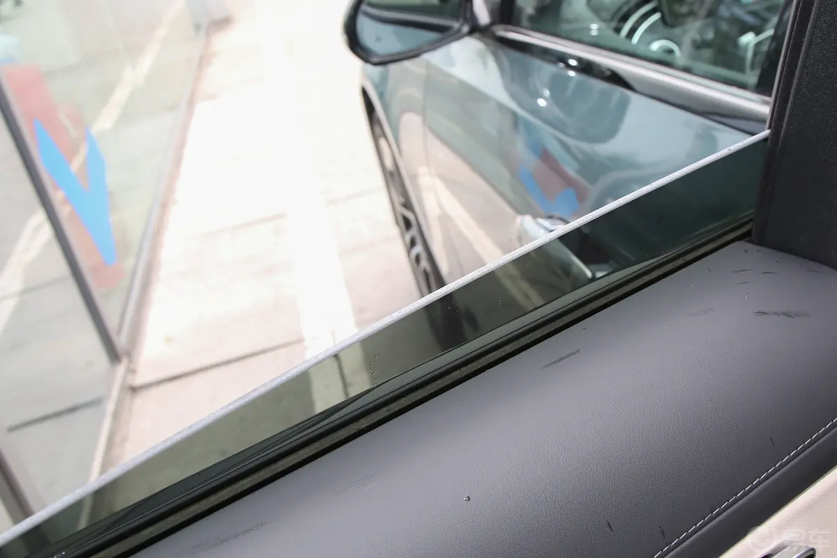 奔驰E级(进口)E 300 时尚型运动版后排玻璃材质特写