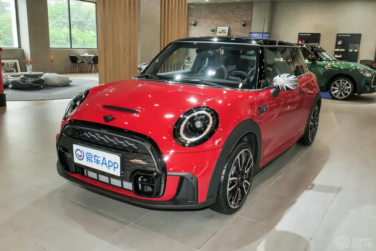 MINI改款 2.0T COOPER S 赛车手侧前45度车头向左水平