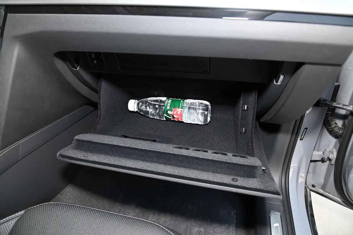 一汽-大众CC猎装车 380TSI 猎风版手套箱空间水瓶横置