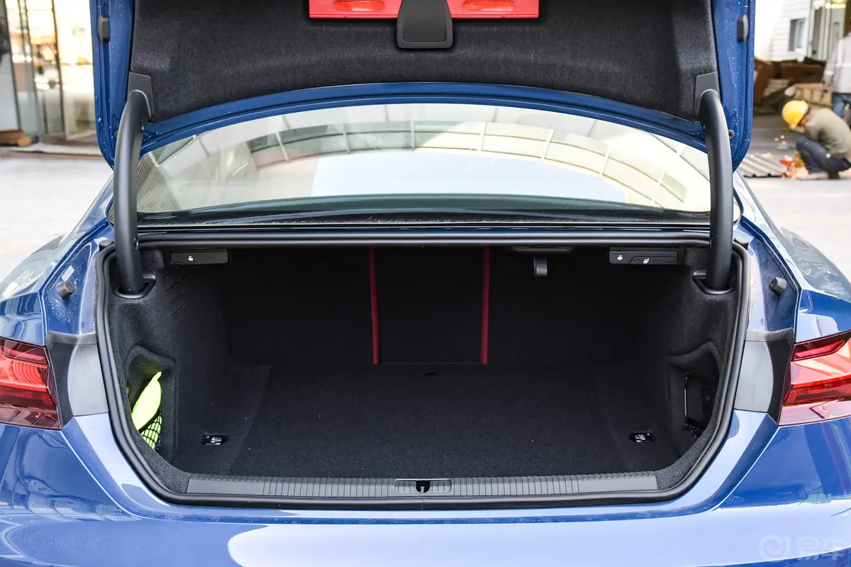 奥迪S53.0T Coupe后备厢空间特写