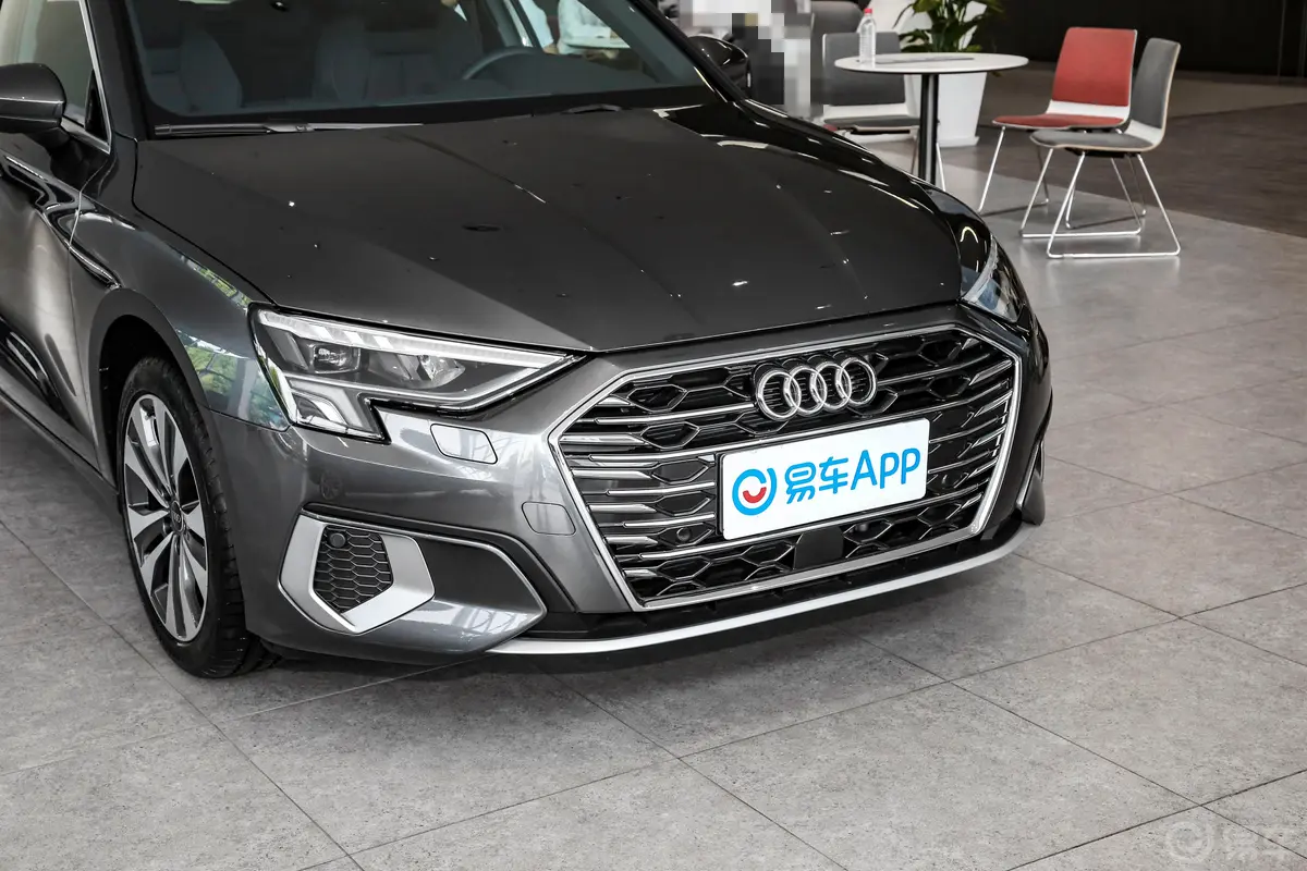 奥迪A3Sportback 35 TFSI 进取致雅型前格栅侧俯拍