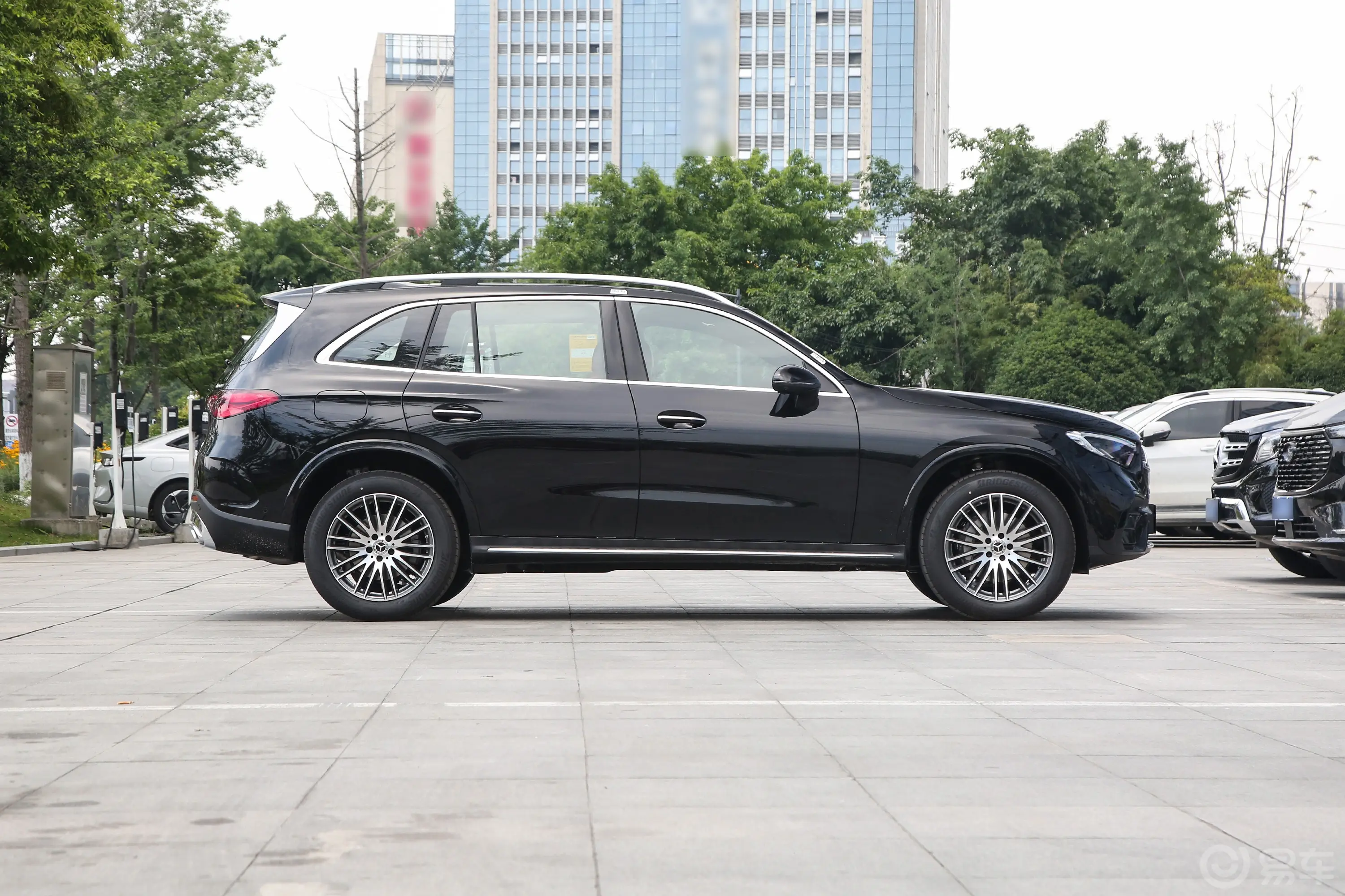 奔驰GLC改款 GLC 300 L 4MATIC 动感型 5座正侧车头向右水平