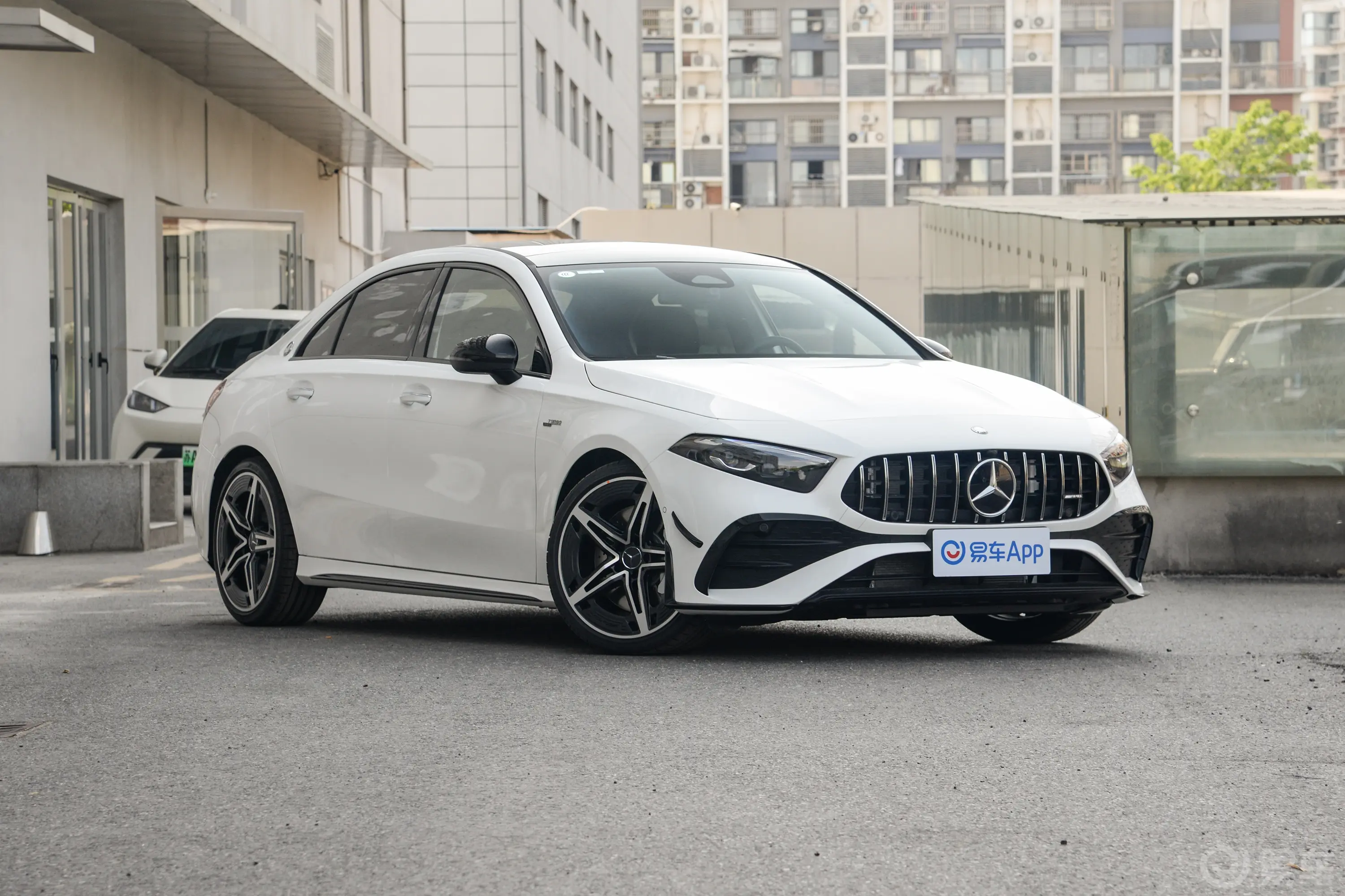 奔驰A级 AMG改款 AMG A 35 L 4MATIC侧前45度车头向右水平