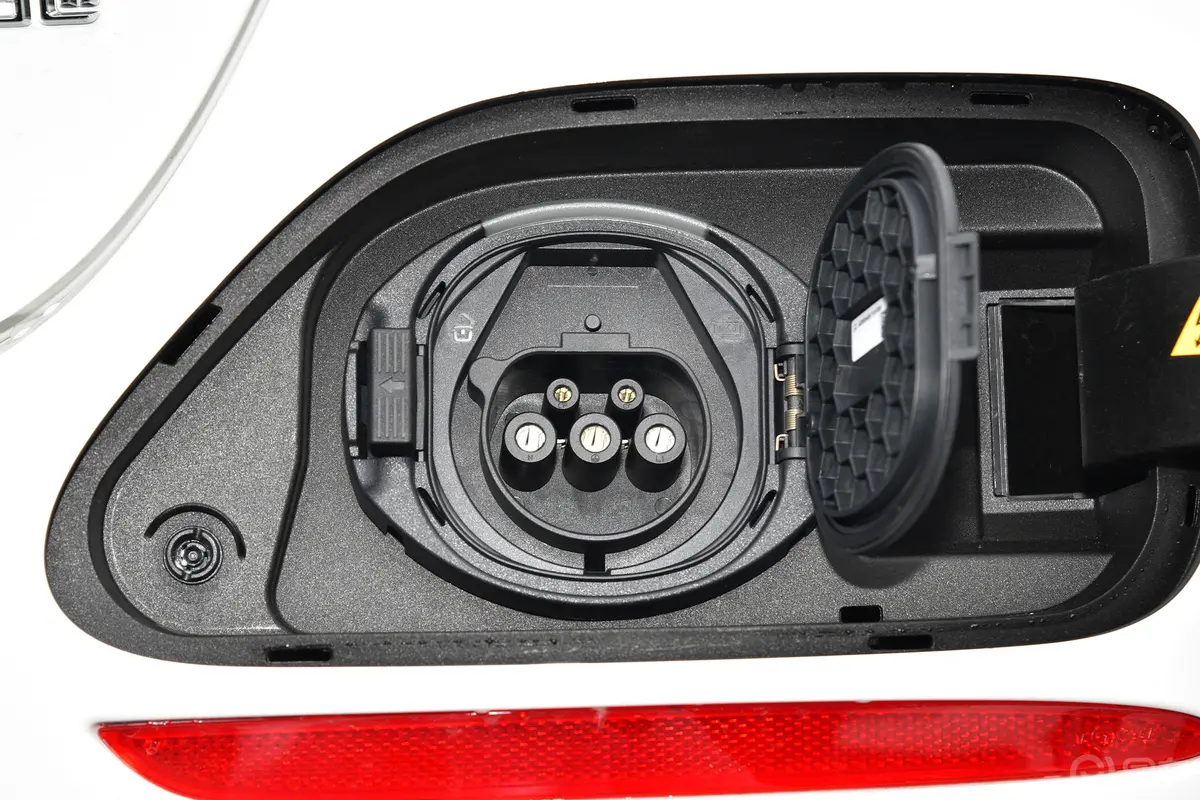 奔驰E级 插电混动E 350 e L 插电式混合动力运动轿车慢充充电口