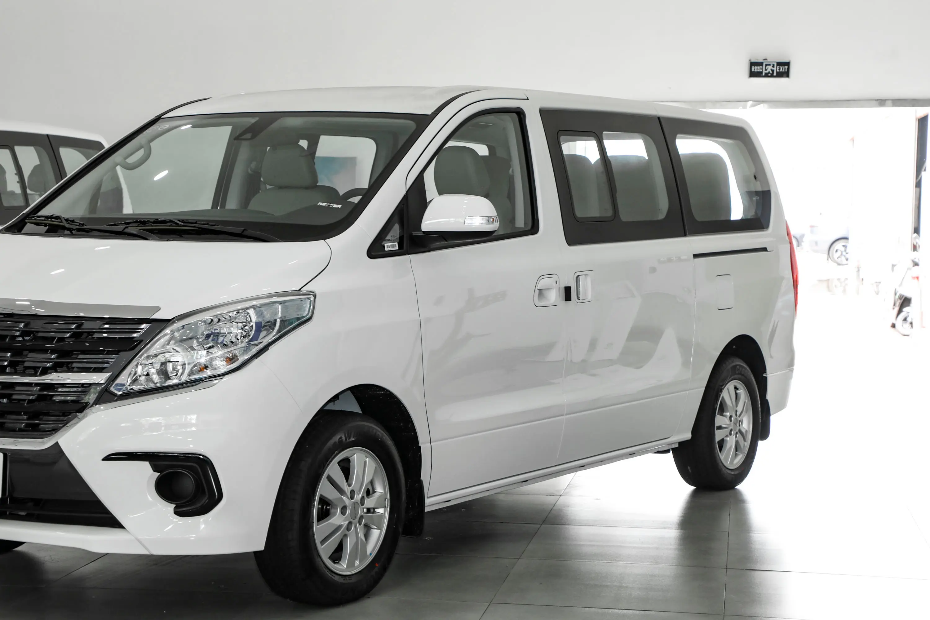 菱智PLUS2.0L 手动客运型中级车 9座 CNG外观细节