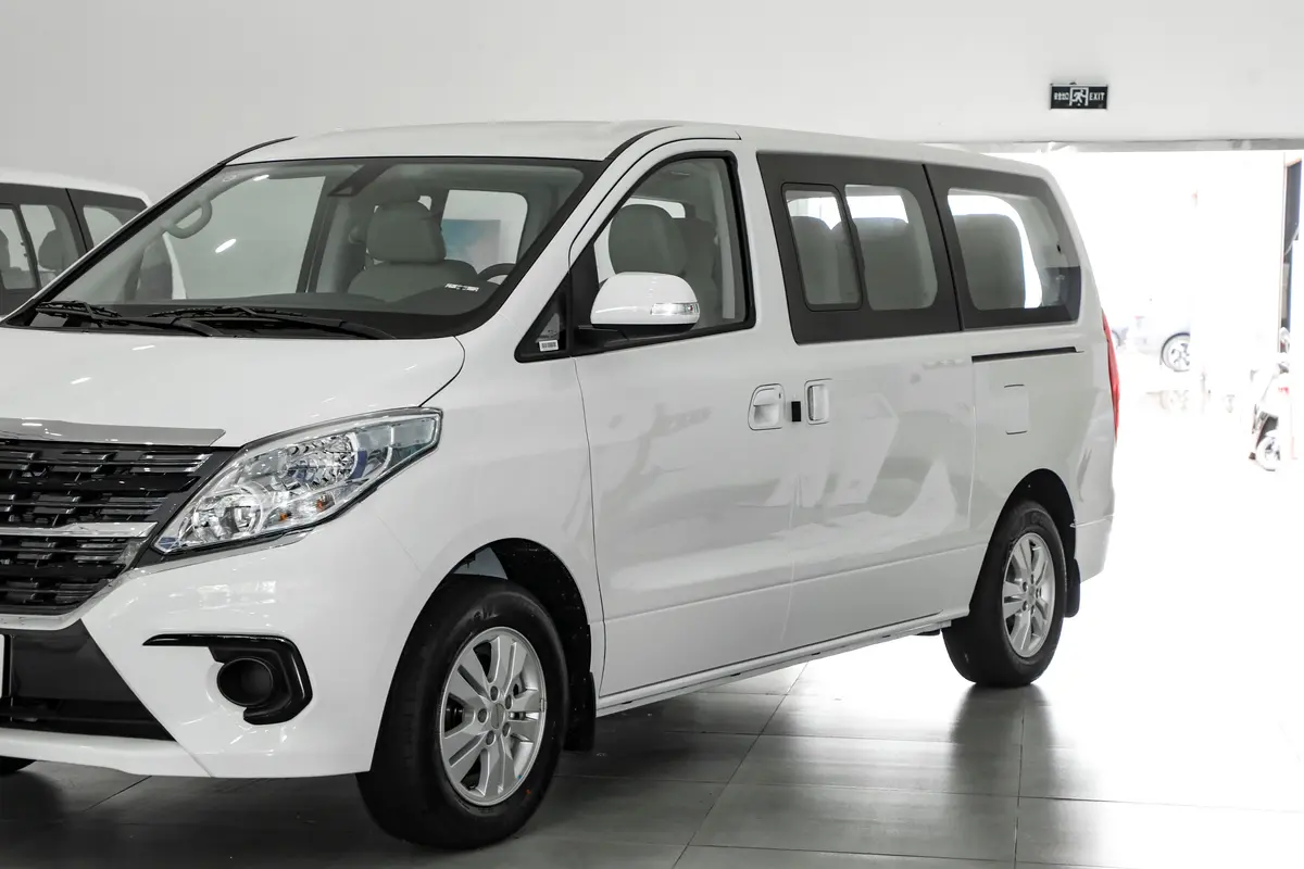 菱智PLUS2.0L 手动客运型中级车 9座 CNG外观细节