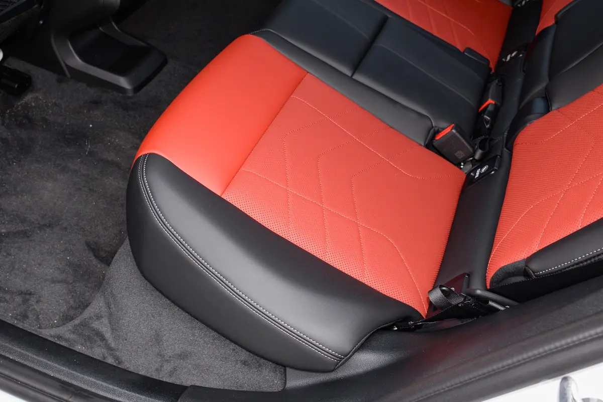 宝马iX1eDrive25L X设计套装后排空间