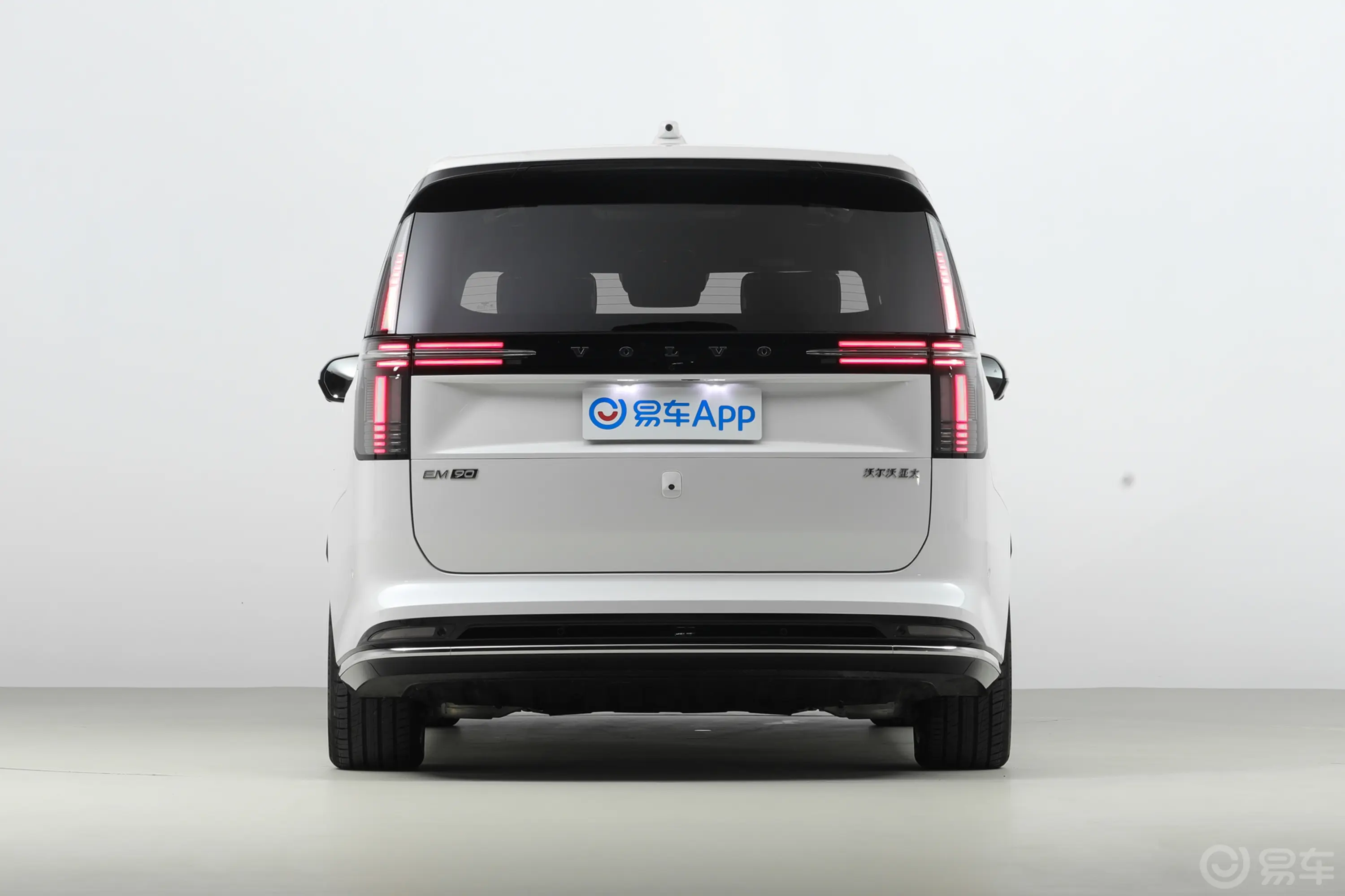 沃尔沃EM90738km Ultra正后水平