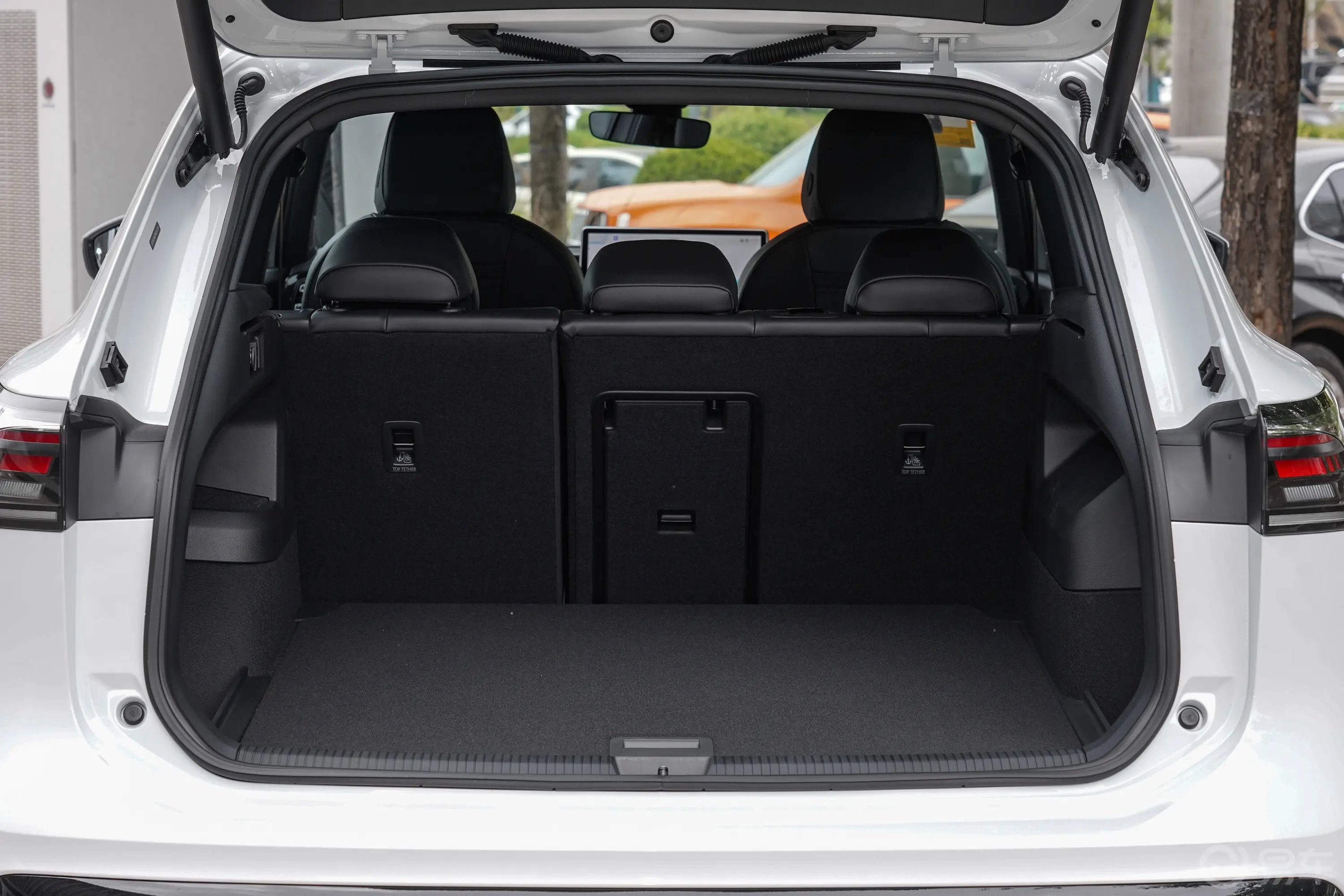 途观LPro 380TSI 四驱R-Line智领版 5座后备厢空间特写