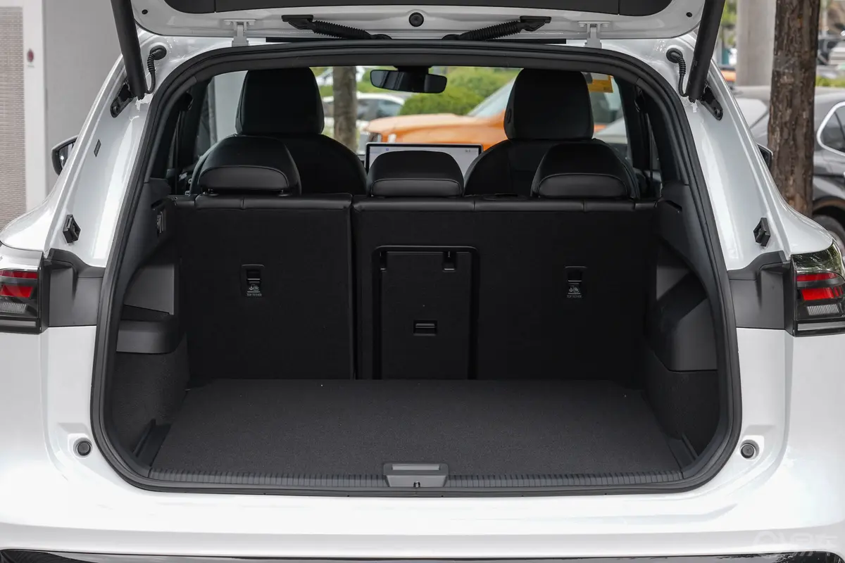 途观LPro 380TSI 四驱R-Line智领版 5座后备厢空间特写