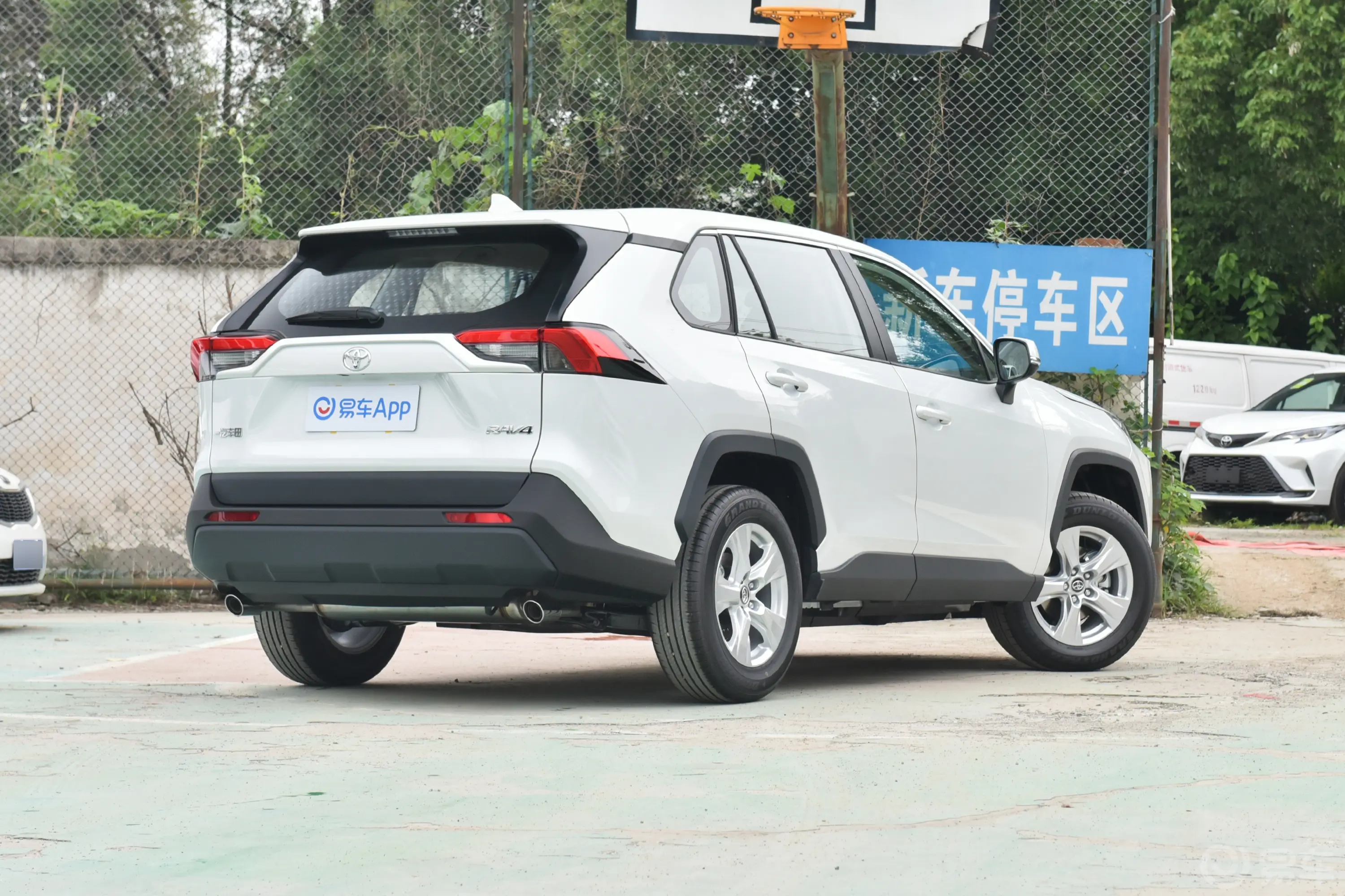 RAV4荣放2.0L 两驱都市版侧后45度车头向右水平